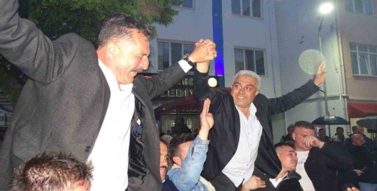 Hisarcık’ta seçim kutlamaları
