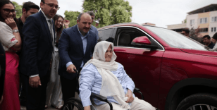 Bakan Varank, yürüme zorluğu çeken 70 yaşındaki kadını Togg ile sandığa getirdi