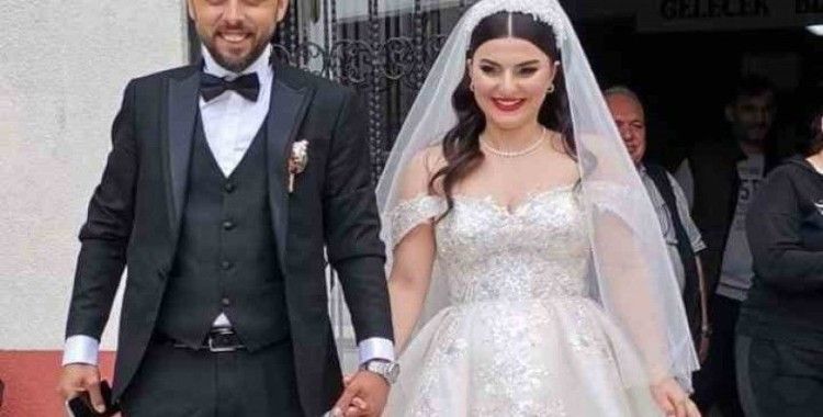 Oy kullanmaya gelinlik ve damatlıkla geldiler
