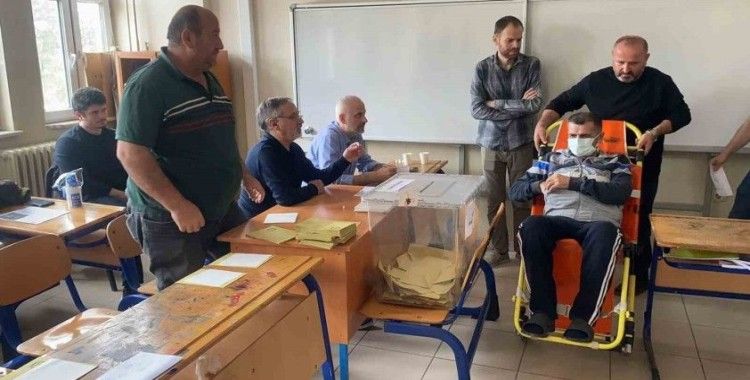 Ameliyat olan hasta oyunu kullanmaya ambulansla geldi
