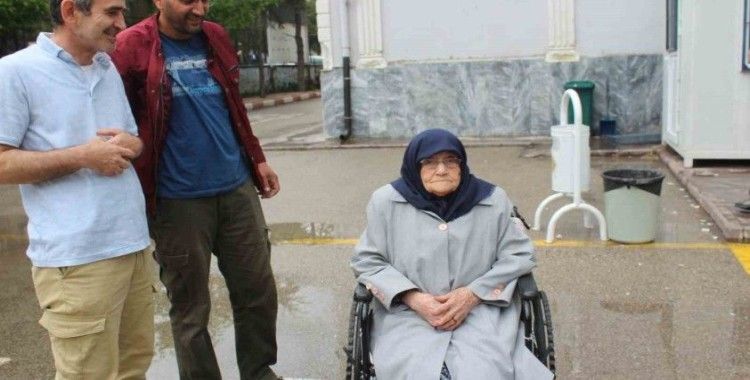 98 yaşında da olsa sandığa gidip ‘demokrasi’ örneği sergiledi
