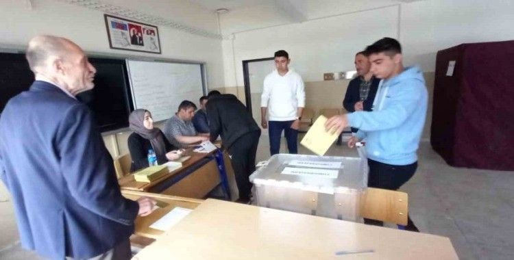 Tatvan’da oy kullanma işlemi başladı