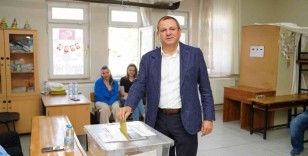 Başkan Mesut Ergin eşi Canan Ergin’le birlikte oyunu kullandı
