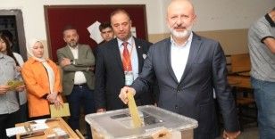 Başkan Çolakbayrakdar,  ailesiyle birlikte oy kullandı
