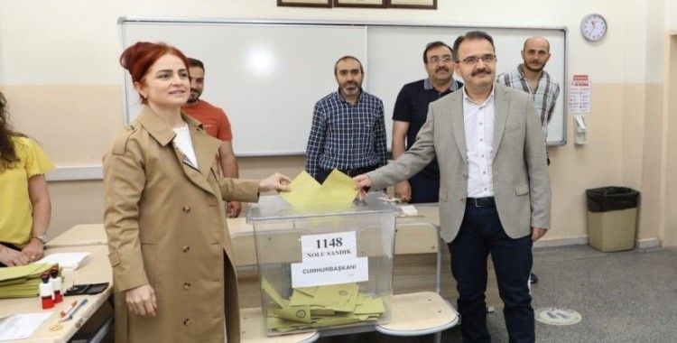 Çankırı Valisi Abdullah Ayaz, oyunu eşi ile birlikte kullandı
