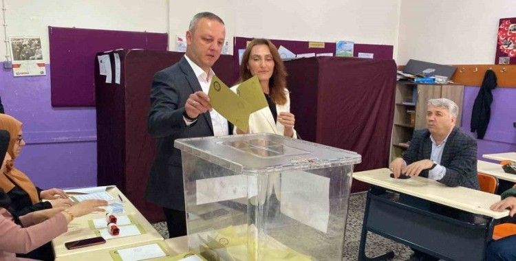 Başkan Ömer Selim Alan oyunu kullandı
