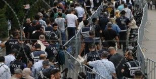 Diyarbakır'da İl Seçim Kurulu önünde metrelerce kuyruk oluştu