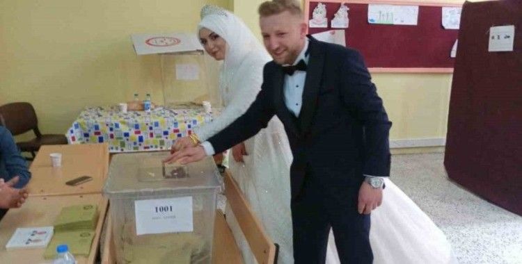 Amasya’da gelinle damat oy kullanıp düğüne geçti
