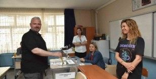 Başkan Pehlivan, sandık başına giderek oyunu kullandı
