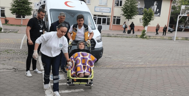 Bazı vatandaşlar oy kullanacakları okullara ambulansla getirildi