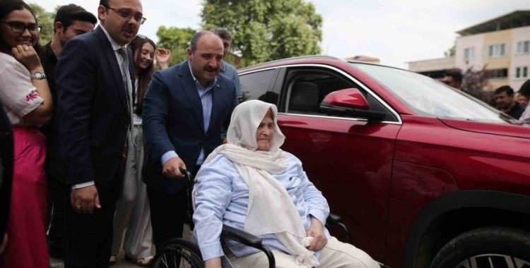 Bakan Varank, yürüme zorluğu çeken 70 yaşındaki kadını Togg ile sandığa getirdi

