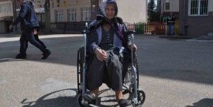 92 yaşındaki Zehra teyze tekerlekli sandalye ile de olsa oyunu kullandı
