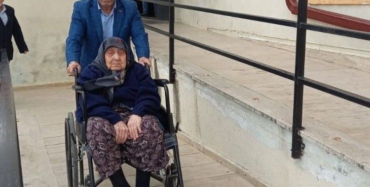 Tekirdağ’da 107 yaşındaki "asırlık çınar" sandık başına gitti
