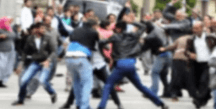 Komşu kavgasında karı koca tabancayla vuruldu