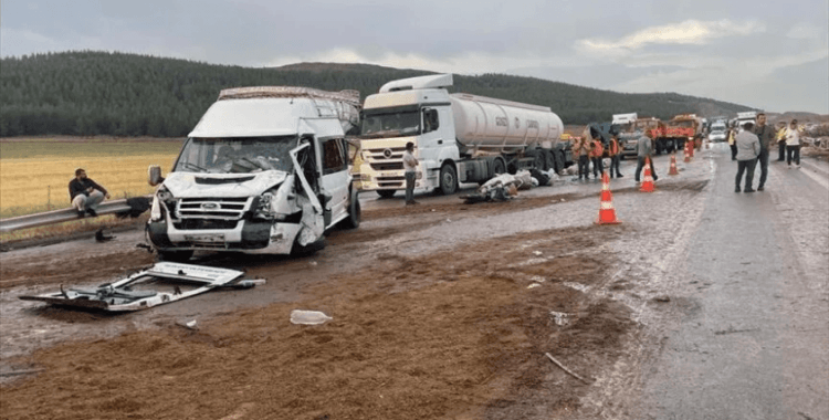 TAG Otoyolu'ndaki zincirleme trafik kazasında 2 kişi öldü, 20 kişi yaralandı