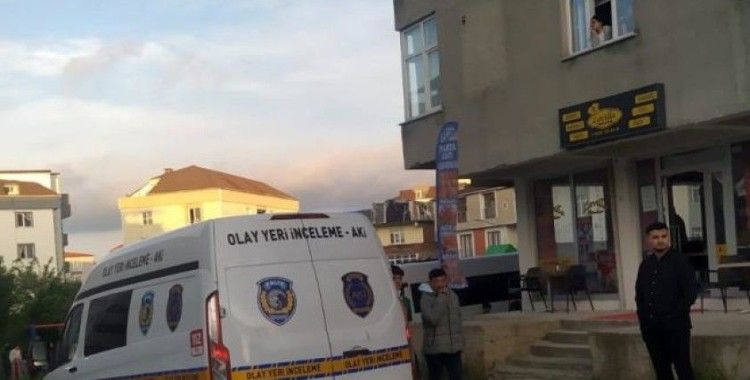 Eşinden boşanmak istemeyen koca, baldızının dükkanında kendisini vurdu