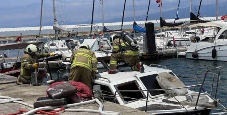 Burhaniye'de tekne yangını korkuttu