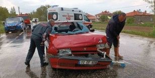 Minibüsün otomobille çarpıştığı kazada 2 kişi yaralandı
