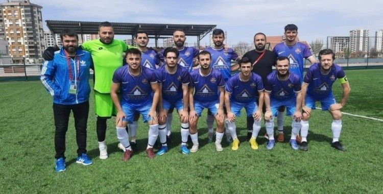 Ligin namağlup takımları Kalespor ve Yeni Esenspor

