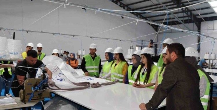 Üniversite öğrencileri çuval fabrikasında incelemelerde bulundular
