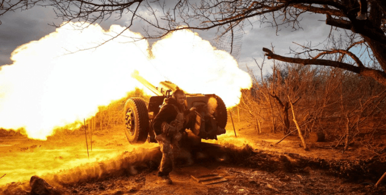 Bahmut cephesi yönündeki Ukraynalı topçuları Rus mevzilerine yoğun atış yapıyor