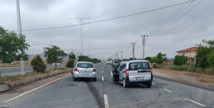 Hafif ticari araç ile otomobil çarpıştı: 2 yaralı
