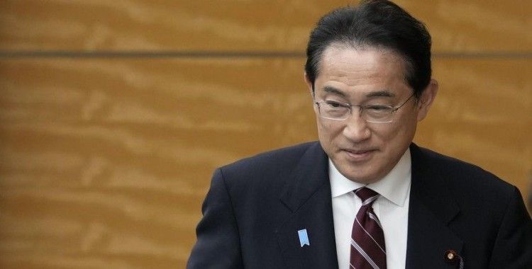 Japonya'da babasının resmi konutunda parti veren Kişida kovulacak