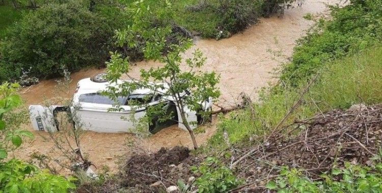 Araç dereye uçtu: 3 yaralı