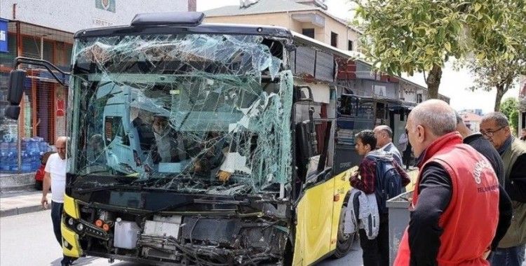 Ümraniye'de 2 İETT otobüsünün çarpıştığı kazada 3 kişi yaralandı