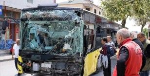 Ümraniye'de 2 İETT otobüsünün çarpıştığı kazada 3 kişi yaralandı