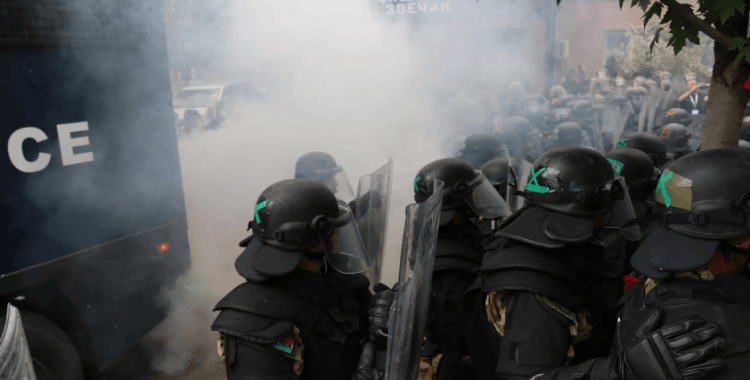 Sırplar ayaklandı, NATO gücü müdahale etti: Kosova’nın kuzeyinde neler oluyor?