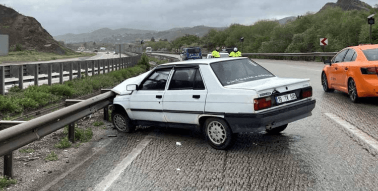 Kırıkkale'de bariyerlere çarpan otomobildeki 4 kişi yaralandı