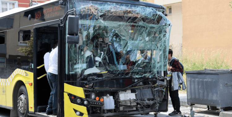 Ümraniye'de İETT otobüsleri çarpıştı: 3 yaralı