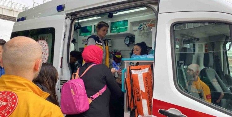 Kamyonet ile çarpışan otomobilde 3 kişi yaralandı
