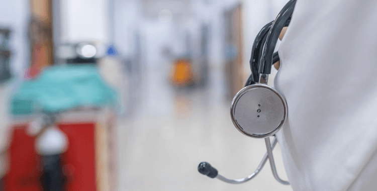 Farklı partiye oy veren hemşireye hakaret eden doktor açığa alındı