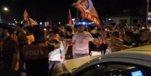 İlaçlama aracıyla şampiyonluk kutlaması yapan taraftarların arasına daldı
