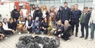 Sigaranın çevreye verdiği zararla dikkat çekmek için izmarit topladılar
