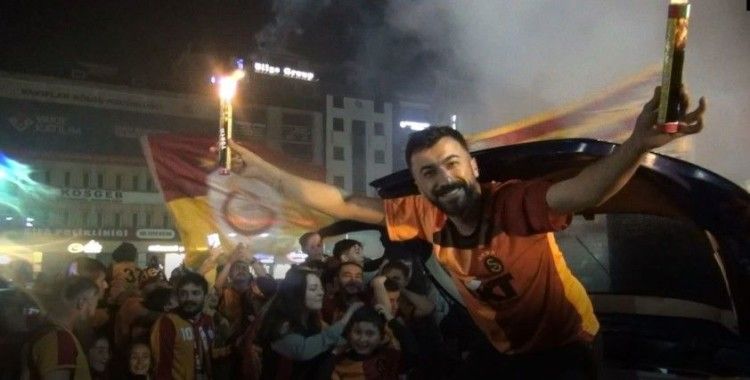 Yağmur yağışı altında Galatasaray coşkusu
