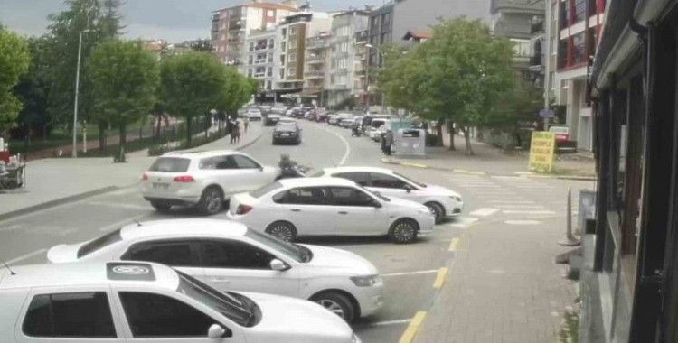 Otomobille motosikletin karıştığı kaza kameralara yansıdı
