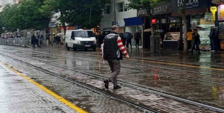 Aniden bastıran yağmurdan nasıl kaçacaklarını bilemediler
