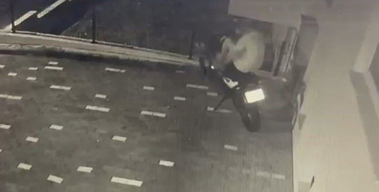 Ayağıyla kilidi kırdı, motosikleti çaldı
