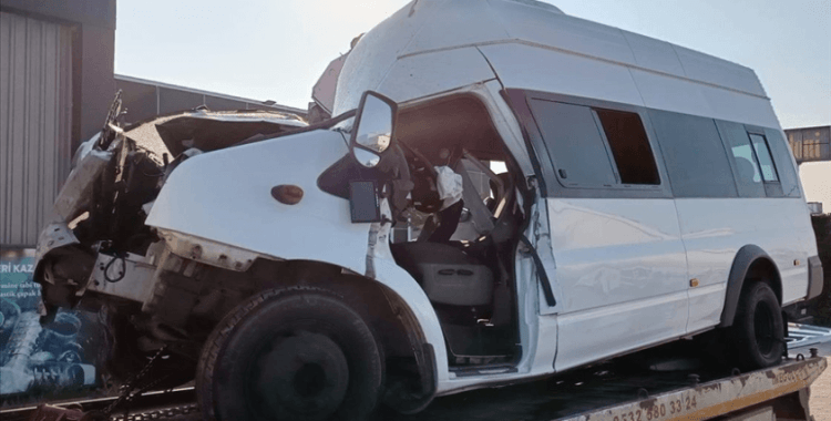 Bursa'da sporcuları taşıyan minibüsün kamyona çarpması sonucu 1 kişi öldü, 16 kişi yaralandı