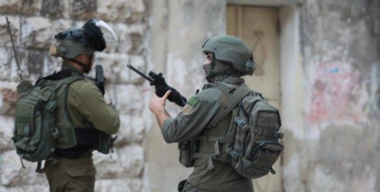 İsrail güçleri, işgal altındaki Batı Şeria'da 33 Filistinliyi gözaltına aldı
