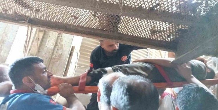 Hububat öğütme makinesine kapılan işçiyi, ekipler kurtardı