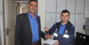Yerde bulduğu 9 bin liralık altın bilekliği sahibine ulaştırdı