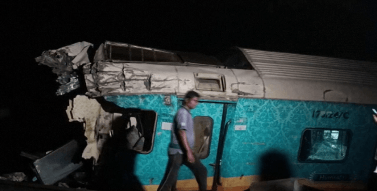 Hindistan'da tren kazası: En az 50 ölü