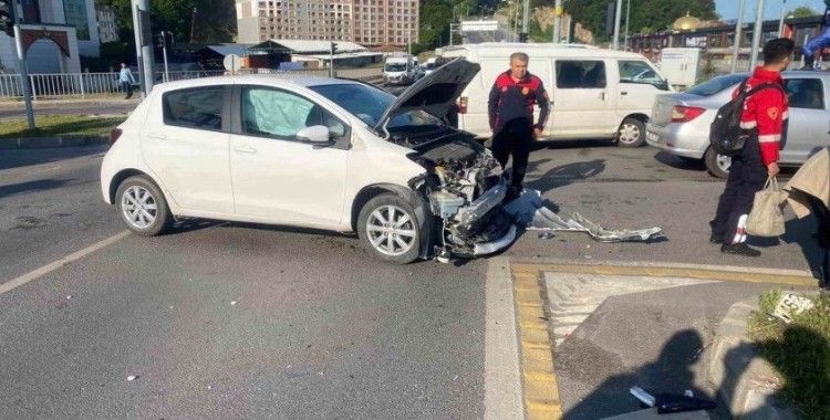 Otomobiller çarpıştı, 1 yaralı
