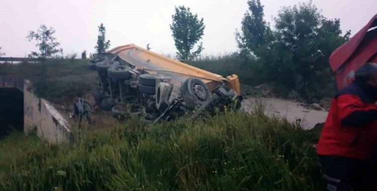 Duble yolda kontrolden çıkan kamyon tarlaya devrildi: 1 yaralı
