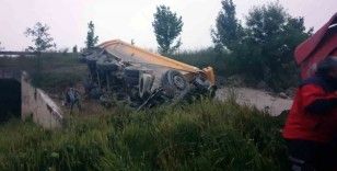Duble yolda kontrolden çıkan kamyon tarlaya devrildi: 1 yaralı
