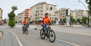Gaziantep’te bisiklet ve elektrikli scooter sürücülerine reflektif yelek dağıtıldı
